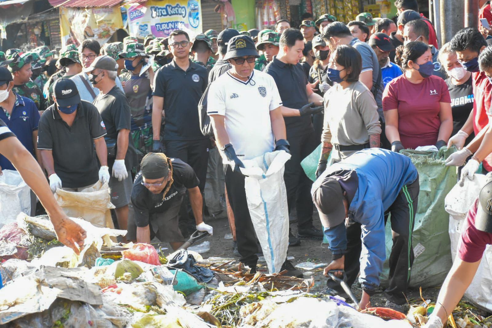 podiumnews.com-Berbagai Elemen di Denpasar Terus Bersihkan Sampah Sisa Banjir